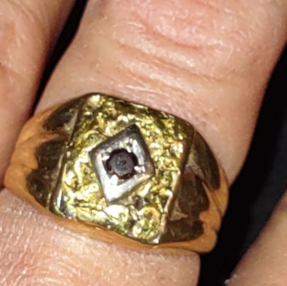 MEN'S heavy gold nugget ring with stone